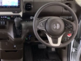 【ハンドル】運転にかかわる様々な操作を安全に行えるように視点移動が少なく操作性に配慮されたスイッチ類が凝縮されたコックピットです。