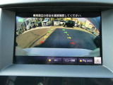 ギアを『R』に入れた後、カメラボタンを2回押すと、ナビ画面に後方の映像を映してくれるので、駐車がし易くなります。