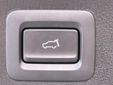 【パワーバックドア】スマートキーや運転席のボタンを押すだけでリアゲートが自動で開閉します!荷物を持っている時や、高い位置にあるバックドアを閉める際に便利な機能です♪