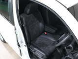 程よい硬さとホールド性が高いシートで長時間運転も快適です。