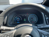 車両情報などを表示するマルチセンターディスプレイを備えた下部メーター、平均電費・走行可能距離や走行用バッテリーの情報も表示します。