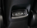 ◆後席用USBチャージャー◆後部座席に搭乗される方のために便利で使いやすい位置に設置。長時間のドライブも安心です♪