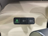 広い足元に肘掛けもついたゆったり座れるシートです。運転席と助手席の間が空いているため、助手席側への移動がスムーズです。交通量の多い道でも、助手席側から乗り降りができます。