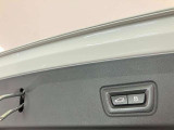 ボタン1つでリアハッチの開閉が可能です。またコンフォートアクセスが付いていれば鍵をポケットに入れた状態でキックで開閉も可能です。