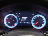 カラーヘッドアップディスプレイ付き。少ない視線移動で情報を確認できるので、運転の疲労軽減に繋がりますよ♪