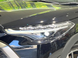 【LEDヘッドライト】悪天候や夜間走行時も良好な視界を確保し安心して運転できる高輝度LEDヘッドライトを装備!点灯速度が早く、消費電力も抑えられています。