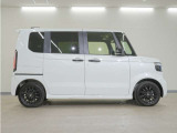 リアには左右スライドドアを採用。狭い駐車場でも開閉しやすく、強風の日でもドアが煽られにくくなっております。小さなお子さまやご年配の方も安心して乗り降りできます。