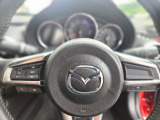 【ステアリングスイッチ】ステアリングスイッチは運転姿勢や視線を崩さずに操作が可能です。左側にはオーディオ類があります。