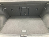 ●すっきりとした見た目のスクエア形状のラゲッジスペースです。また荷物が多い時、急なお買いものの際にもリヤシートを倒していただくことにより十分なスペースを確保できます。