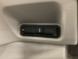 左側電動スライドドアは運転席からでも操作ができるように、ハンドル付近に開閉の操作スイッチが付いています。