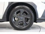 225/60R17タイヤ&純正17インチアルミホイール(ブラックメタリック塗装)。ホイールロックナットは展示用です