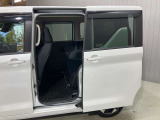 【両側オートスライドドア】子供を乗せたりするのにも隣のお車を気にせずストレスフリー★雨の日などはリモコンキーからドアの開閉ができとても便利♪