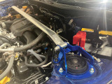 【クスコタワーバー】お車の剛性を高めるタワーバーを装備。よりスムーズなコーナリング走行が可能となり、走りも楽しめます。