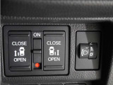 【パワースライドドア】車外・車内のドアハンドルからはもちろん、運転席スイッチやリモコンキーからも開閉操作が可能。挟み込み防止機能もあり、お子さまの乗り降りも安心。