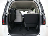 3列目シートは左右独立で収納することができます。5人乗車状態でより多くの荷物を積むことができます。