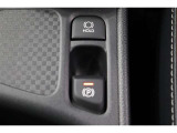 「HOLD」スイッチを押し、システムONの状態にしておくことで、渋滞や信号待ちなどでブレーキを踏んで停車した時にブレーキを保持。アクセルを踏むと解除されます。
