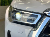 【LEDヘッドライト】悪天候や夜間走行時も良好な視界を確保し安心して運転できる高輝度LEDヘッドライトを装備!点灯速度が早く、消費電力も抑えられています。