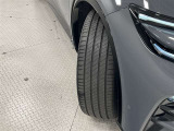 タイヤサイズは235/45R21!残り溝は5ミリ程度です!