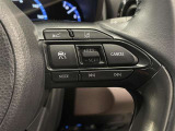 ステアリングスイッチ付きで、運転中に視線を前に向けたまま操作できます。
