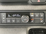【オートエアコン】一度お好みの温度に設定すれば、車内の温度を検知し風量や温度を自動で調整。暑い&hellip;寒い&hellip;と何度もスイッチ操作をする必要はありません。快適な車内空間には必須の機能ですね♪