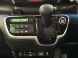 CVT車のセレクトレバーです。低速から高速まで、変速ショックのないスムーズな走りを実現するとともに、エンジン効率のよい領域を維持することで燃費にも貢献します。