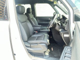 体を包み込む形のシートなので、長時間運転しても疲れません。