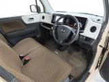 シンプルで使いやすいデザインの運転席です。