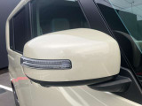 対向車から見やすいウィンカー付きドアミラー。