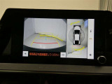 パノラミックビューモニター付きです。車両を上から見たような映像をディスプレイオーディオ画面に表示。運転席からの目視だけでは見にくい、車両周辺の状況をリアルタイムでしっかり確認できます。