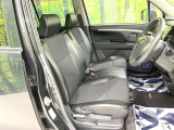 運転席まわりには十分なスペースがあり、大柄な方でもゆったり運転していただける環境です。