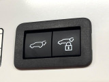 【パワーバックドア】スマートキーや運転席のボタンを押すだけでリアゲートが自動で開閉します!荷物を持っている時や、高い位置にあるバックドアを閉める際に便利な機能です♪