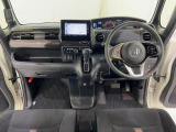 【室内】運転席周りも操作がしやすいように配置されています。装備色々、室内もキレイな状態に仕上げてございます