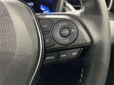 ステアリングスイッチ付きで、運転中に視線を前に向けたまま操作できます。