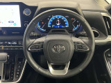 3本スポークステアリング!ステアリングスイッチ付!音量調整やメーター内インフォメーションの操作、全車速追従機能レーダークルーズコントロールの操作などが可能!ステアリングヒーター付!