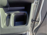 運転席のドリンクホルダーになります!ここにも小さいですが小物置きのスペースがあります!