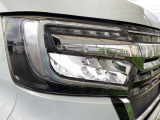 明るく白い光のLEDヘッドライトにより、夜間でも遠くまで見通しやすく、安全性が高まります。