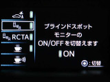 隣車線を走る車両をレーダーで検知し、ドアミラーでは確認しにくい後側方エリアに存在する車両に加え、急接近してくる車両も検知します。車両を検知するとドアミラーに搭載されたLEDインジケーターが点灯します。
