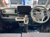 シンプルで実用的なインパネ。