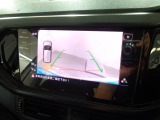 ギアをリバースに入れると車両後方の映像を映し出します。画面にはガイドラインが表示され、車庫入れや縦列駐車などの際に安全確認をサポートします。
