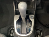 CVT車のセレクトレバーです。低速から高速まで、変速ショックのないスムーズな走りを実現するとともに、エンジン効率のよい領域を維持することで燃費にも貢献します。