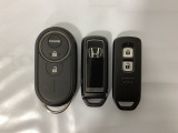 スマートキーを装備しています。鍵を差し込むことなくドアロックの開け閉めと、スタートボタン操作でのエンジンスタートができます。加えて、純正リモコンエンジンスターター用の操作キーもついています。