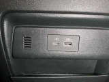 アクセサリーソケットや、携帯の充電などに便利な充電用USBポート(USB Type-C)を装備!車内にあると便利なアイテムのひとつですね