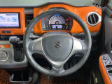 【純正革巻きステアリング】上質な革を使用することで、手にしっかり馴染みとても運転しやすいハンドルです♪