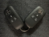 電子カードキーを携帯していれば、ドアハンドルやバックドアのリクエストスィッチを押すだけでドアの施錠、開錠が行えます。電子カードキーがないとエンジンが始動しない、盗難防止に役立つイモビライザー機能付
