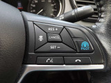 プロパイロットは、運転者が設定した車速を上限に先行車と車速に応じた車間距離を保ちながら、車線中央付近を走行するための運転操作を支援します。
