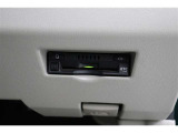 ETC車載器は、ビルトインタイプですっきり収納され、見た目も使い勝手も満足のアイテムです。