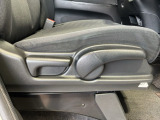 シートハイトアジャスターが付いているので運転姿勢を調整するのに便利ですね。身長に合ったシートポジションは安全運転や疲労軽減にもつながります。