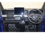 操作性に優れた運転席となります!小物入れや各ボタンの配置にこだわり、使いやすいです!座り心地もよく視認性も良好なのでロングドライブもお任せ下さい!