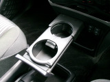 運転席と助手席のドリンクホルダーです。