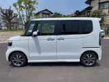 乗り降りのイメージが湧く左側面。ドア面の通りやスライド有無、小キズの出やすい部分も確認◎。